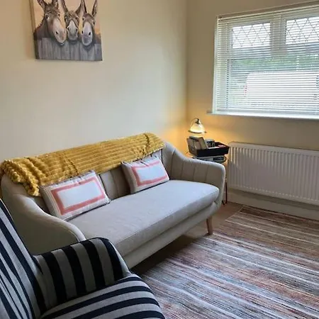 Whitethorn Cottage, Palmfield *