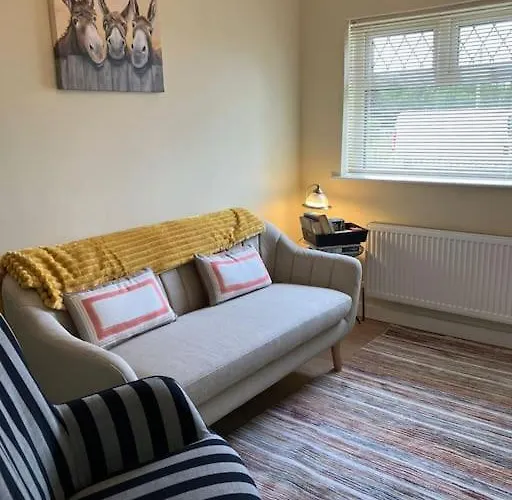 Whitethorn Cottage, Palmfield *